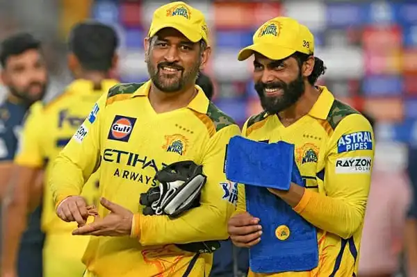 চেন্নাই ক্রিকেট দলের খেলোয়াড়রা হাসিমুখে একসঙ্গে ছবি তুলছেন. Channel i News - চ্যানেল আই নিউজ