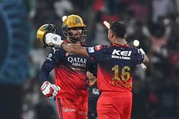দুটি ক্রিকেটার উল্লাসে একে অপরকে আলিঙ্গন করছে. Channel i News - চ্যানেল আই নিউজ