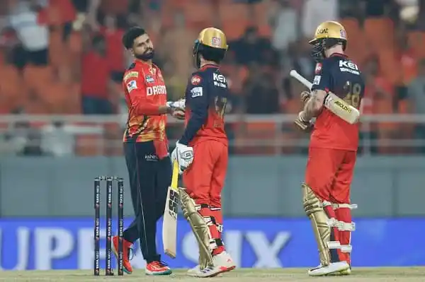বাংলাদেশ ও কলকাতা নাইট রাইডার্সের ক্রিকেটাররা আলোচনা করছে. Channel i News - চ্যানেল আই নিউজ