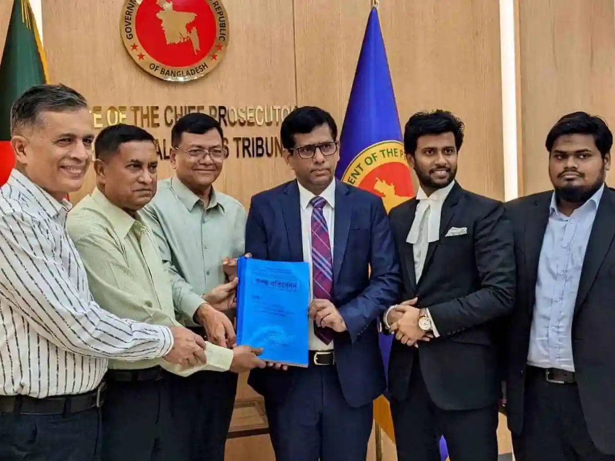 বিচার বিভাগের কর্মকর্তারা তদন্ত প্রতিবেদন হস্তান্তর করছেন. Channel i News - চ্যানেল আই নিউজ