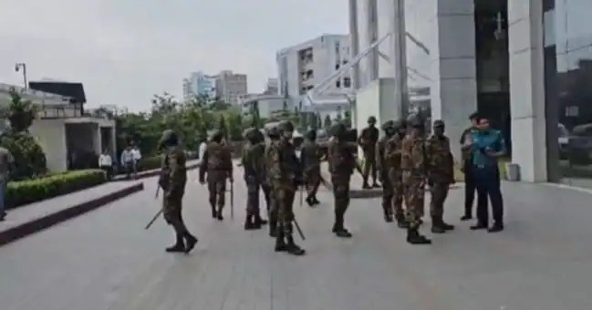 বাংলাদেশের রাজধানীতে সেনা ও পুলিশ মোতায়েন, নিরাপত্তা ব্যবস্থা জোরদার. Channel i News - চ্যানেল আই নিউজ