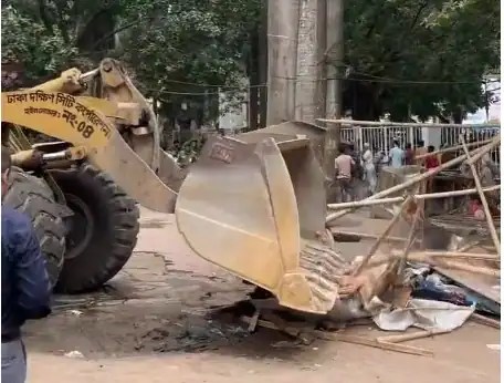 সোহরাওয়ার্দী উদ্যানে উচ্ছেদ অভিযান চলাকালে নির্মাণ সামগ্রী ও শ্রমিকরা. Channel i News - চ্যানেল আই নিউজ