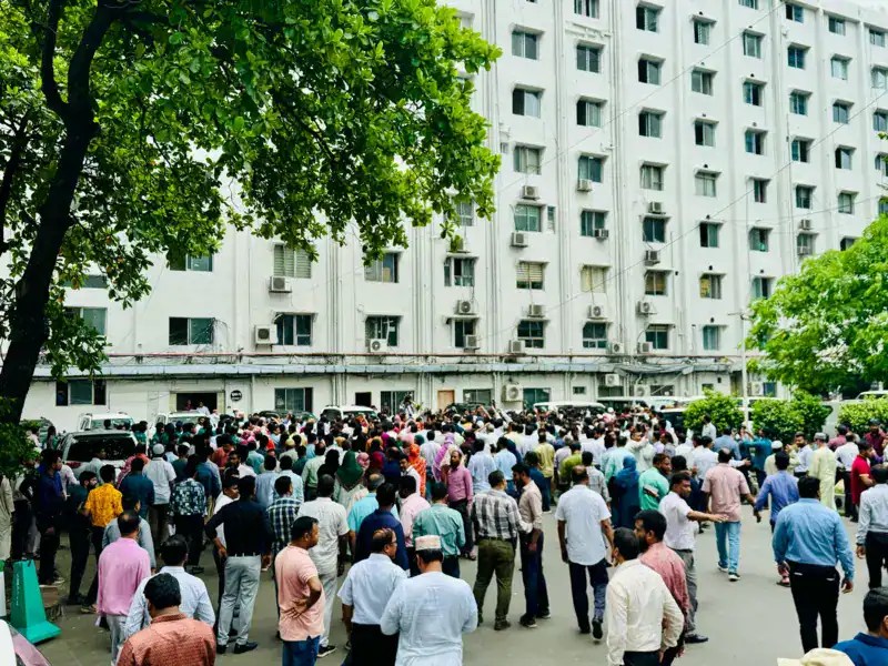 উত্তাল সচিবালয়ে সরকারি চাকরি অধ্যাদেশ বাতিলের দাবিতে জনসমাগম. Channel i News - চ্যানেল আই নিউজ