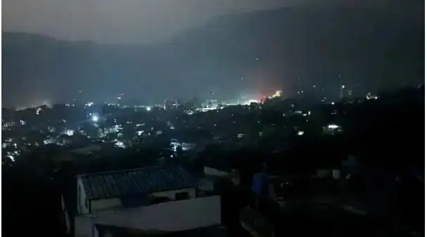 রাতের আকাশে ক্ষেপণাস্ত্রের বিস্ফোরণ ও আলো দেখা যাচ্ছে. Channel i News - চ্যানেল আই নিউজ
