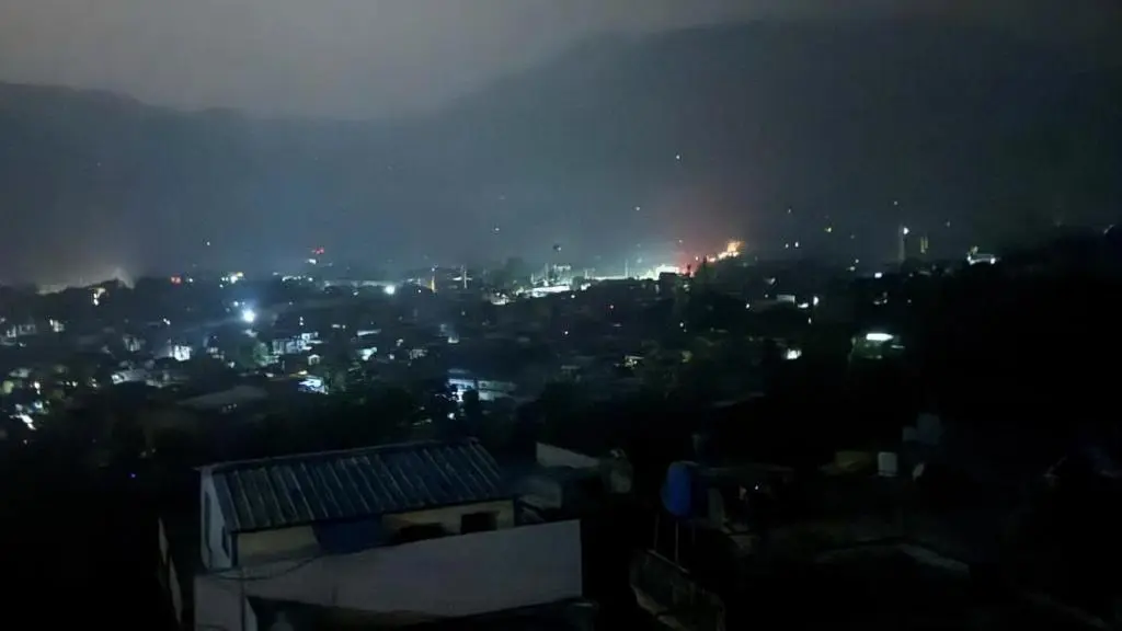 বাংলাদেশের আকাশে রাতের সময় যুদ্ধবিমান হামলার আলোর ঝলক. Channel i News - চ্যানেল আই নিউজ