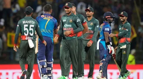 বাংলাদেশ ক্রিকেট দল শ্রীলঙ্কায় খেলতে যাচ্ছে, খেলোয়াড়রা হাসিমুখে একে অপরের সাথে শুভেচ্ছা বিনিময় করছে।. Channel i News - চ্যানেল আই নিউজ