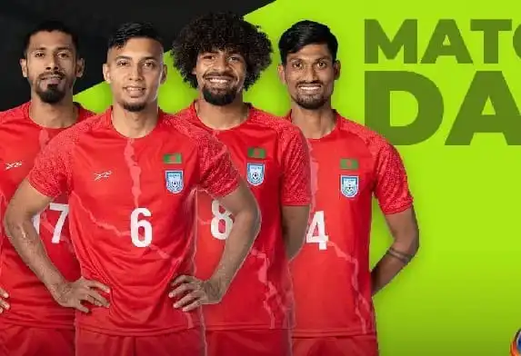 বাংলাদেশ ফুটবল দলের খেলোয়াড়রা লাল জার্সিতে, প্রস্তুত ম্যাচের জন্য।. Channel i News - চ্যানেল আই নিউজ