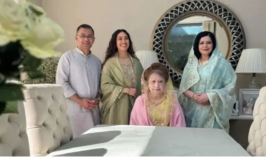 খালেদা জিয়া পরিবারের সঙ্গে বসে আছেন, ছবি তোলা হচ্ছে।. Channel i News - চ্যানেল আই নিউজ