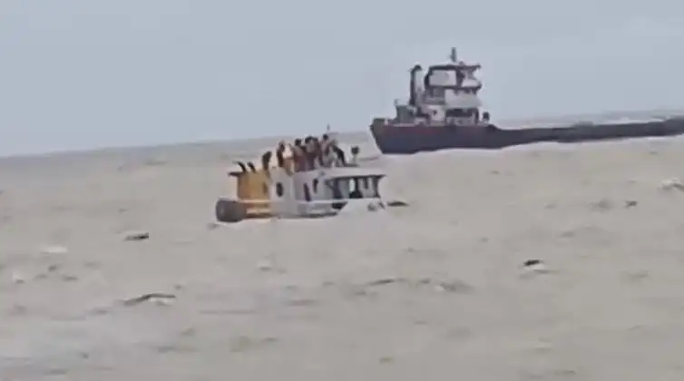 পাথরবোঝাই জাহাজ ডুবে যাওয়ার দৃশ্য, সমুদ্রে তলিয়ে যাচ্ছে. Channel i News - চ্যানেল আই নিউজ