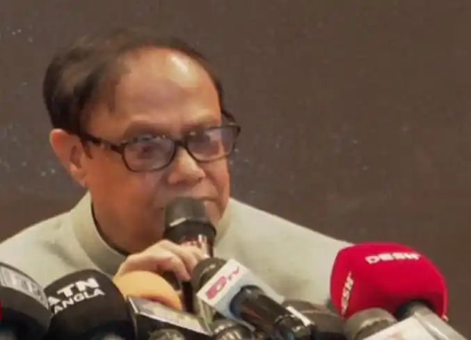 গভর্নর সাংবাদিকদের প্রশ্নের উত্তর দিচ্ছেন, বেশ কয়েকটি মাইক্রোফোনের সামনে।. Channel i News - চ্যানেল আই নিউজ