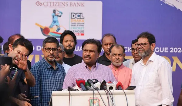 বিসিবি সভাপতি সংবাদ সম্মেলনে বক্তব্য দিচ্ছেন, পাশে অন্য কর্মকর্তারা উপস্থিত. Channel i News - চ্যানেল আই নিউজ
