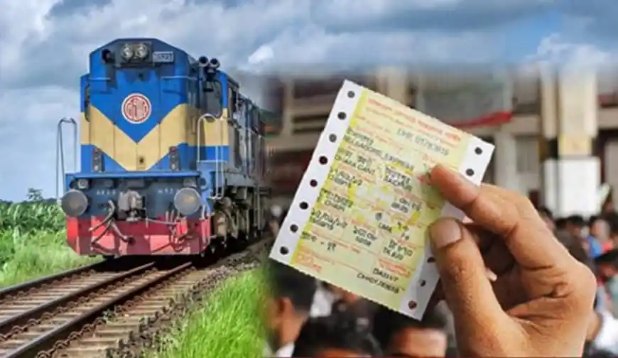 বাংলাদেশের ট্রেনের অগ্রিম টিকিট হাতে ধরা একজন যাত্রী. Channel i News - চ্যানেল আই নিউজ