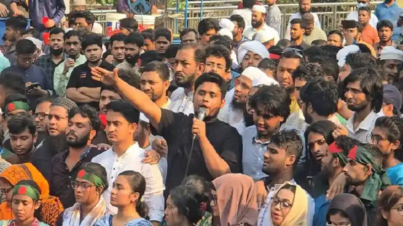 আন্দোলনরত ছাত্র-জনতা, চ্যানেল আই অনলাইন সংবাদ. Channel i News - চ্যানেল আই নিউজ