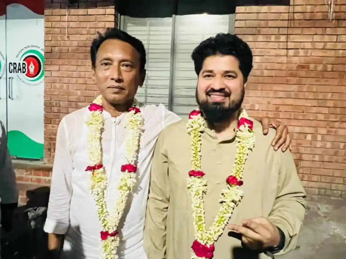 নির্বাচনে বিজয়ী দুই নেতা ফুলেল মালা পরিধান করে হাসিমুখে. Channel i News - চ্যানেল আই নিউজ