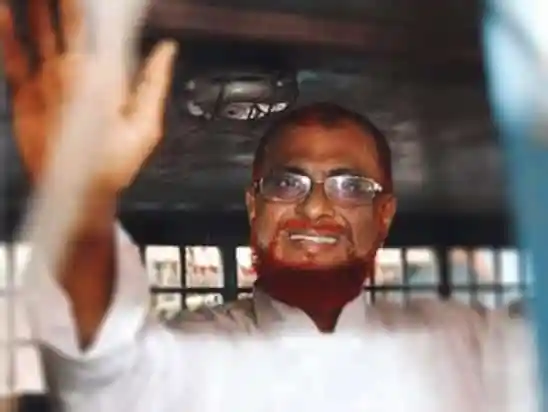 চ্যানেল আই অনলাইন সংবাদ প্রতিবেদকের ছবি, হাসিমুখে দাঁড়িয়ে. Channel i News - চ্যানেল আই নিউজ