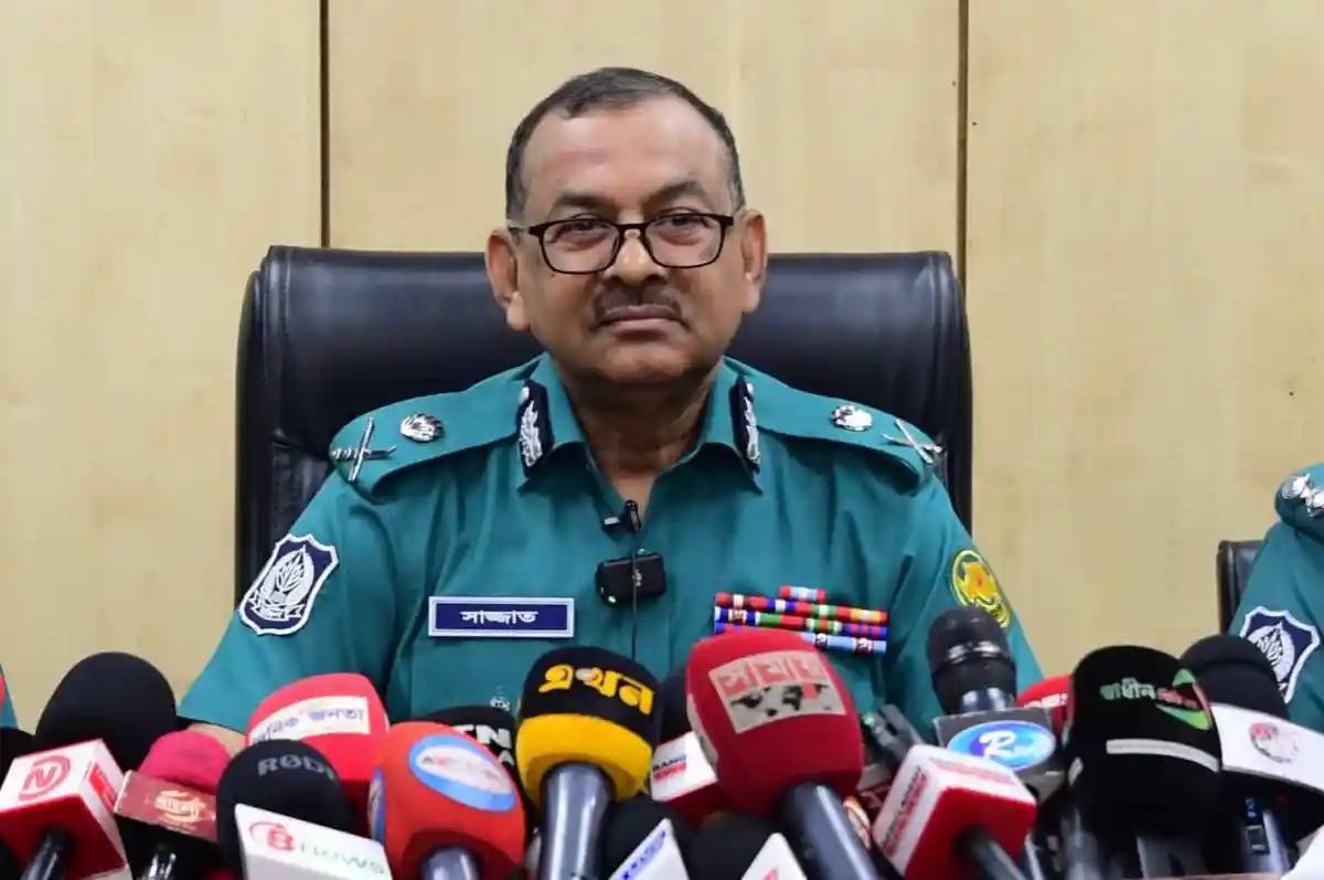 বাংলাদেশ পুলিশ কমিশনার সংবাদ সম্মেলনে বক্তব্য দিচ্ছেন. Channel i News - চ্যানেল আই নিউজ