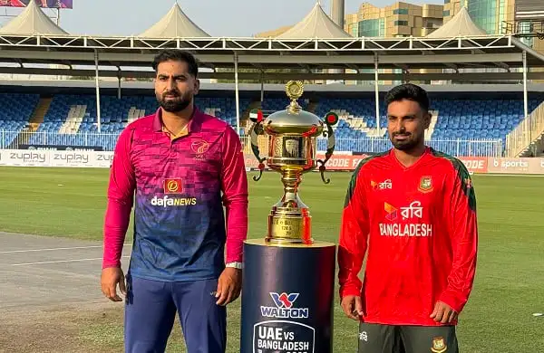 বাংলাদেশ ও আমিরাতের ক্রিকেটাররা ট্রফির পাশে দাঁড়িয়ে. Channel i News - চ্যানেল আই নিউজ