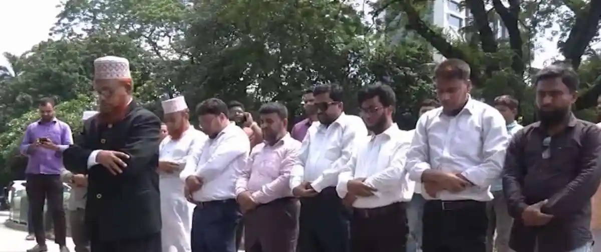 আদালত প্রাঙ্গণে জামায়াত নেতাকর্মীদের শোকরানা নামাজের দৃশ্য. Channel i News - চ্যানেল আই নিউজ