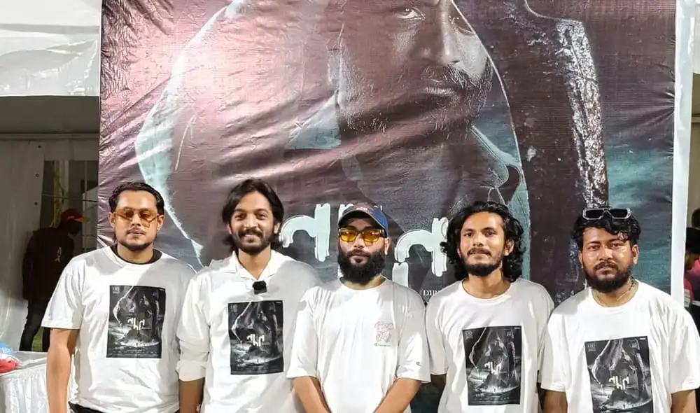 নাদান সিনেমার পোস্টার সামনে দাঁড়িয়ে পাঁচজন অভিনেতা. Channel i News - চ্যানেল আই নিউজ