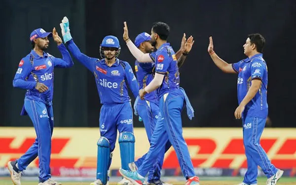 আইপিএল ফাইনাল খেলোয়াড়রা একে অপরের সাথে উদযাপন করছে. Channel i News - চ্যানেল আই নিউজ