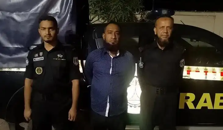 গ্রেপ্তার মাহফুজুরের সঙ্গে দুই পুলিশ কর্মকর্তা. Channel i News - চ্যানেল আই নিউজ