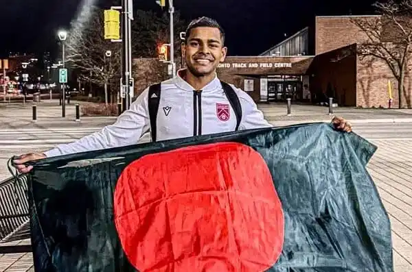 বাংলাদেশি সমর্থক বাংলাদেশ পতাকা ধরে খুশি মুখে হাসি. Channel i News - চ্যানেল আই নিউজ