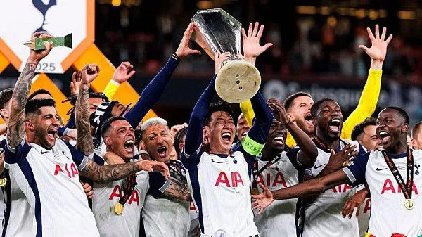 Tottenham Hotspur players celebrating with trophy after winning a match. Channel i News - চ্যানেল আই নিউজ