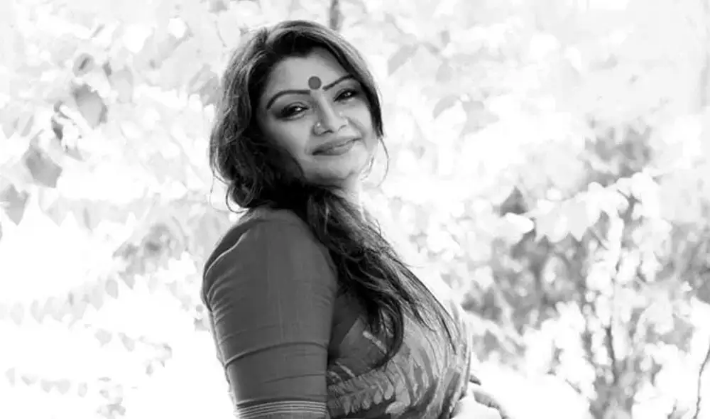 অভিনেত্রী তাজিন আহমেদ হাস্যোজ্জ্বল মুখে ক্যামেরার সামনে. Channel i News - চ্যানেল আই নিউজ