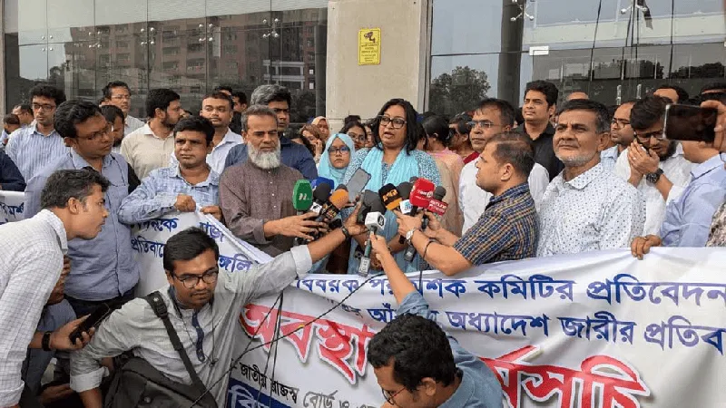নেতৃস্থানীয় কর্মকর্তারা এনবিআর বিলুপ্তির প্রতিবাদে বক্তব্য দিচ্ছেন. Channel i News - চ্যানেল আই নিউজ