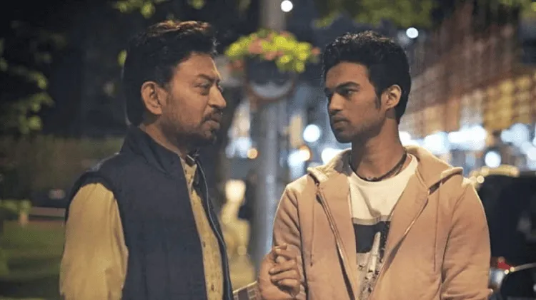 দুই যুবক গভীর আলোচনা করছেন রাস্তায়, শহরের আলোতে ঝলমল।. Channel i News - চ্যানেল আই নিউজ