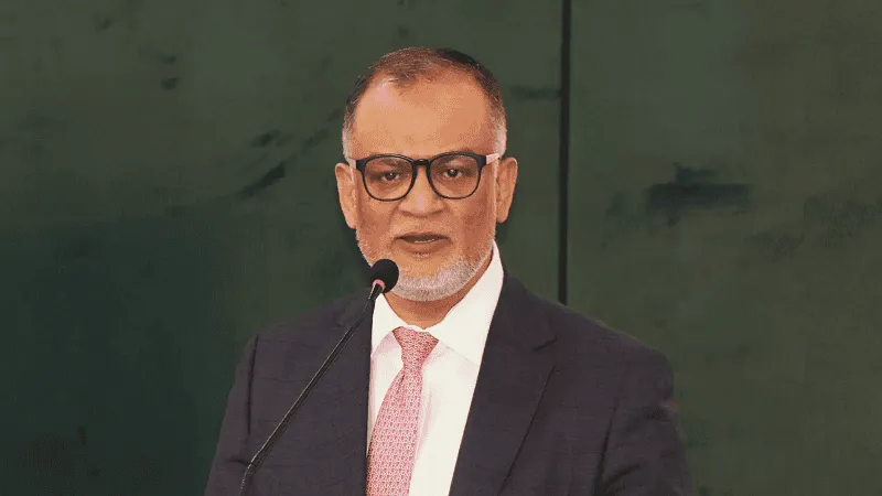 বাণিজ্য নিষেধাজ্ঞা নিয়ে বক্তৃতা দিচ্ছেন একজন ব্যক্তি. Channel i News - চ্যানেল আই নিউজ