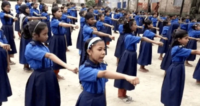 স্কুলের শিক্ষার্থীরা শপথবাক্য পাঠ করে অনুশীলন করছে. Channel i News - চ্যানেল আই নিউজ