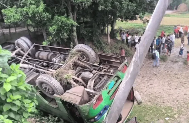 বাসটি বৈদ্যুতিক খুঁটিতে ধাক্কা দিয়ে উল্টে গেছে, আহত ও নিহতের খবর. Channel i News - চ্যানেল আই নিউজ