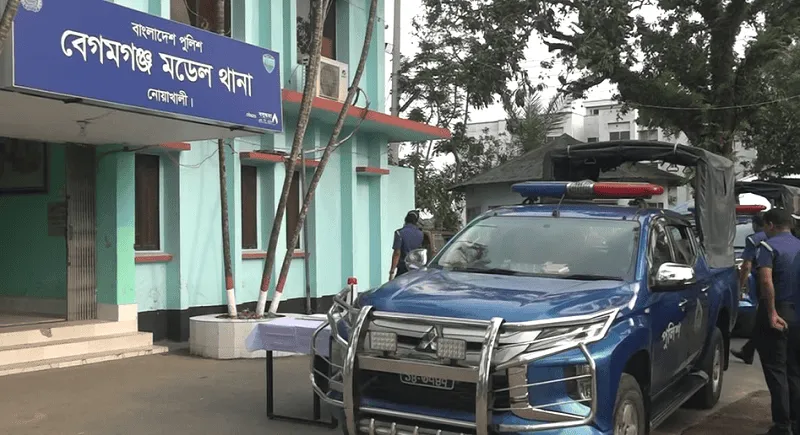 নোয়াখালীতে ট্রাক-সিএনজি সংঘর্ষের ঘটনায় পুলিশ ও স্থানীয়রা উপস্থিত. Channel i News - চ্যানেল আই নিউজ