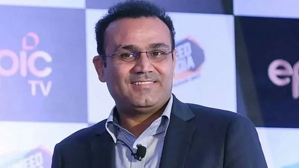 শেবাগ রেগে কথা বলছেন, পেছনে ইভেন্টের ব্যাকড্রপ দেখা যাচ্ছে. Channel i News - চ্যানেল আই নিউজ