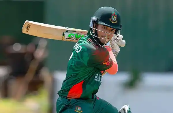 বাংলাদেশি ক্রিকেটার জাওয়াদ হোসেন ব্যাটিং করছেন. Channel i News - চ্যানেল আই নিউজ
