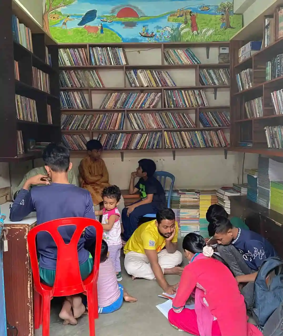বই পড়ছে শিশু ও তরুণরা পাঠাগারে, শিক্ষার আলো ছড়িয়ে পড়ছে. Channel i News - চ্যানেল আই নিউজ