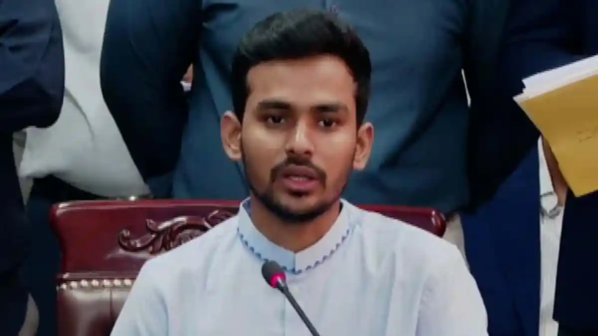 আসিফ মাহমুদ সংবাদ সম্মেলনে বক্তব্য দিচ্ছেন. Channel i News - চ্যানেল আই নিউজ