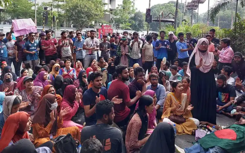 শিক্ষক-শিক্ষার্থী ও কর্মচারীদের গণঅনশন চলছে জগন্নাথ বিশ্ববিদ্যালয়ে. Channel i News - চ্যানেল আই নিউজ