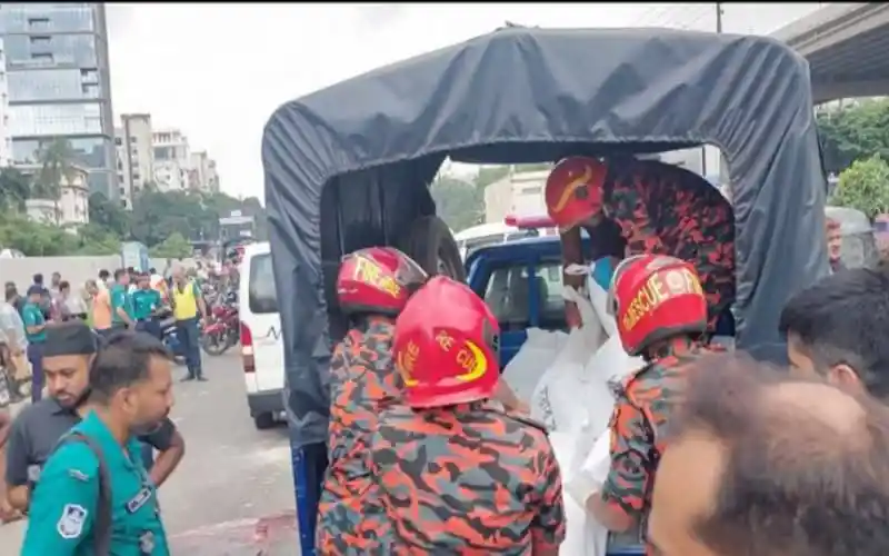 বনানীতে দুর্ঘটনায় আহতদের উদ্ধার কাজ চলছে, পুলিশ ও ফায়ার সার্ভিস উপস্থিত. Channel i News - চ্যানেল আই নিউজ