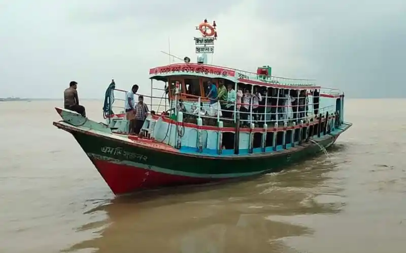 দৌলতদিয়া-পাটুরিয়া নৌরুটে লঞ্চ চলাচল, বাংলাদেশ. Channel i News - চ্যানেল আই নিউজ