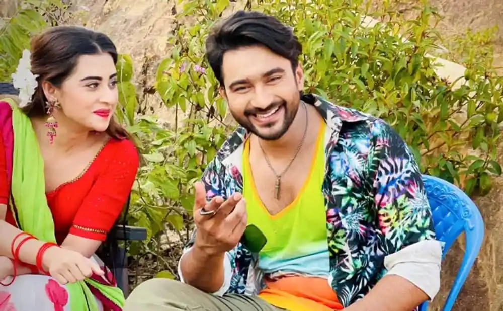 বাংলাদেশি যুবক ও যুবতী হাস্যোজ্জ্বল ও মজার মুহূর্তে. Channel i News - চ্যানেল আই নিউজ