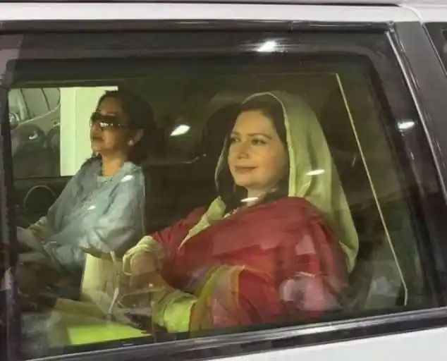 ডা. জোবাইদা ও অন্য একজন নারী বাসে বসে, নিরাপত্তা বেষ্টনী দিয়ে দেখা যাচ্ছে. Channel i News - চ্যানেল আই নিউজ