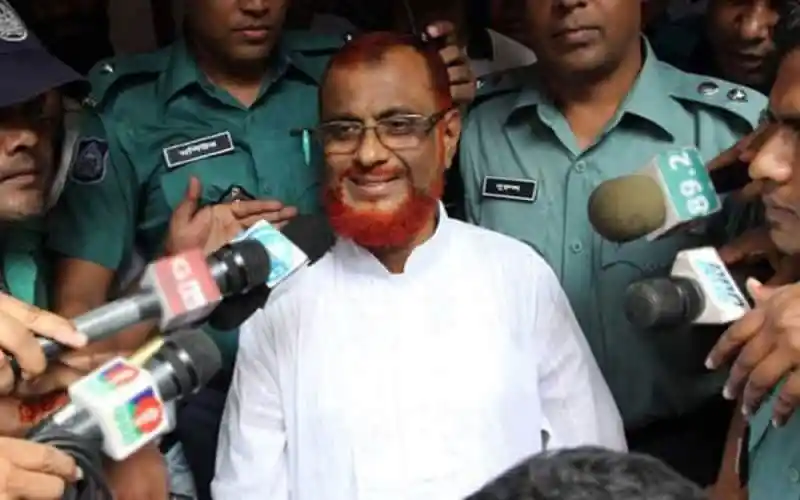 এটিএম আজহারকে কেন্দ্র করে সাংবাদিক ও পুলিশ সদস্যরা. Channel i News - চ্যানেল আই নিউজ