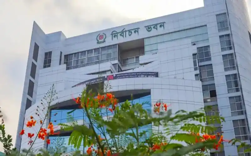 নির্বাচন ভবনের সামনে গাছের পাতা ও ফুলের দৃশ্য. Channel i News - চ্যানেল আই নিউজ