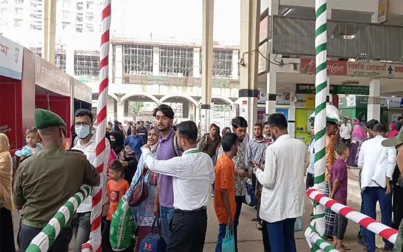 বাংলাদেশের স্টেশনে ঈদযাত্রার প্রথম দিনে উপচে পড়া ভিড়. Channel i News - চ্যানেল আই নিউজ