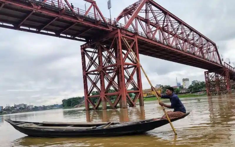 সিলেটের নদীতে পানি বিপৎসীমা অতিক্রম করছে, নৌকা চালাচ্ছেন একজন ব্যক্তি. Channel i News - চ্যানেল আই নিউজ