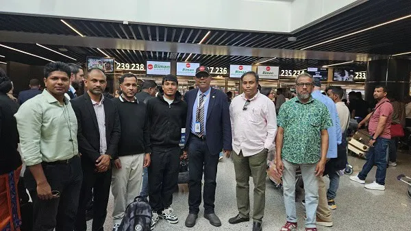 ফাহমিদুলসহ অন্যান্য ব্যক্তিরা বিমানবন্দরে অপেক্ষমাণ. Channel i News - চ্যানেল আই নিউজ