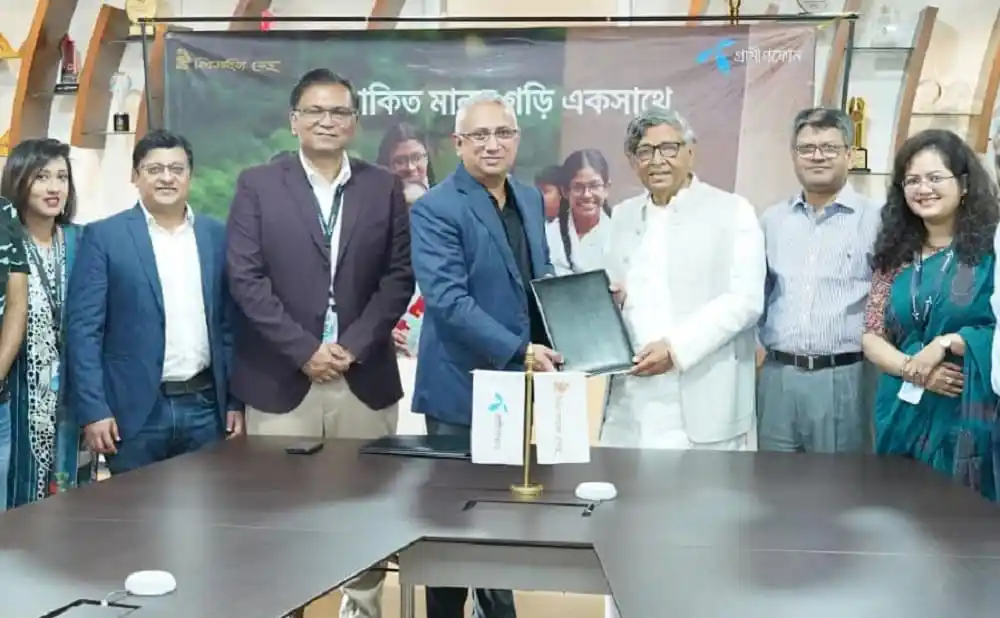 চ্যানেল আই অনলাইন এর প্রতিনিধিরা চুক্তি স্বাক্ষর করছেন. Channel i News - চ্যানেল আই নিউজ