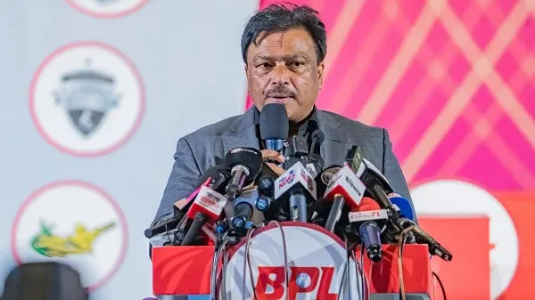 ফারুকের মনোনয়ন বাতিলের বিষয়ে সংবাদ সম্মেলনে বক্তব্য দিচ্ছেন তিনি. Channel i News - চ্যানেল আই নিউজ